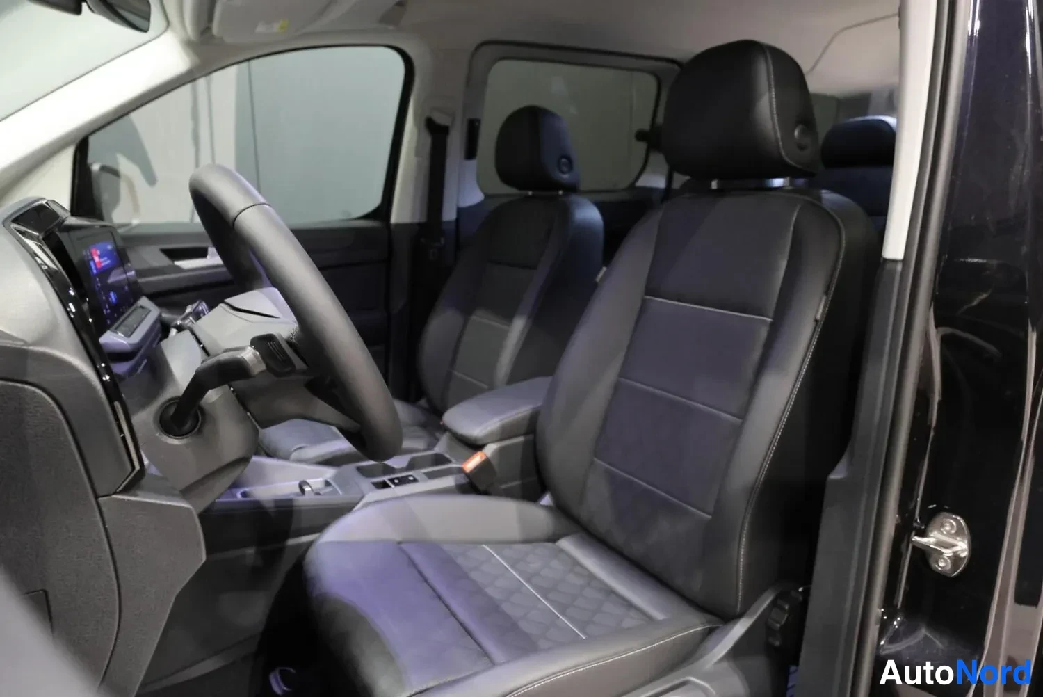 Musta Ford Tourneo 2026, etuistuimet, kuva 21