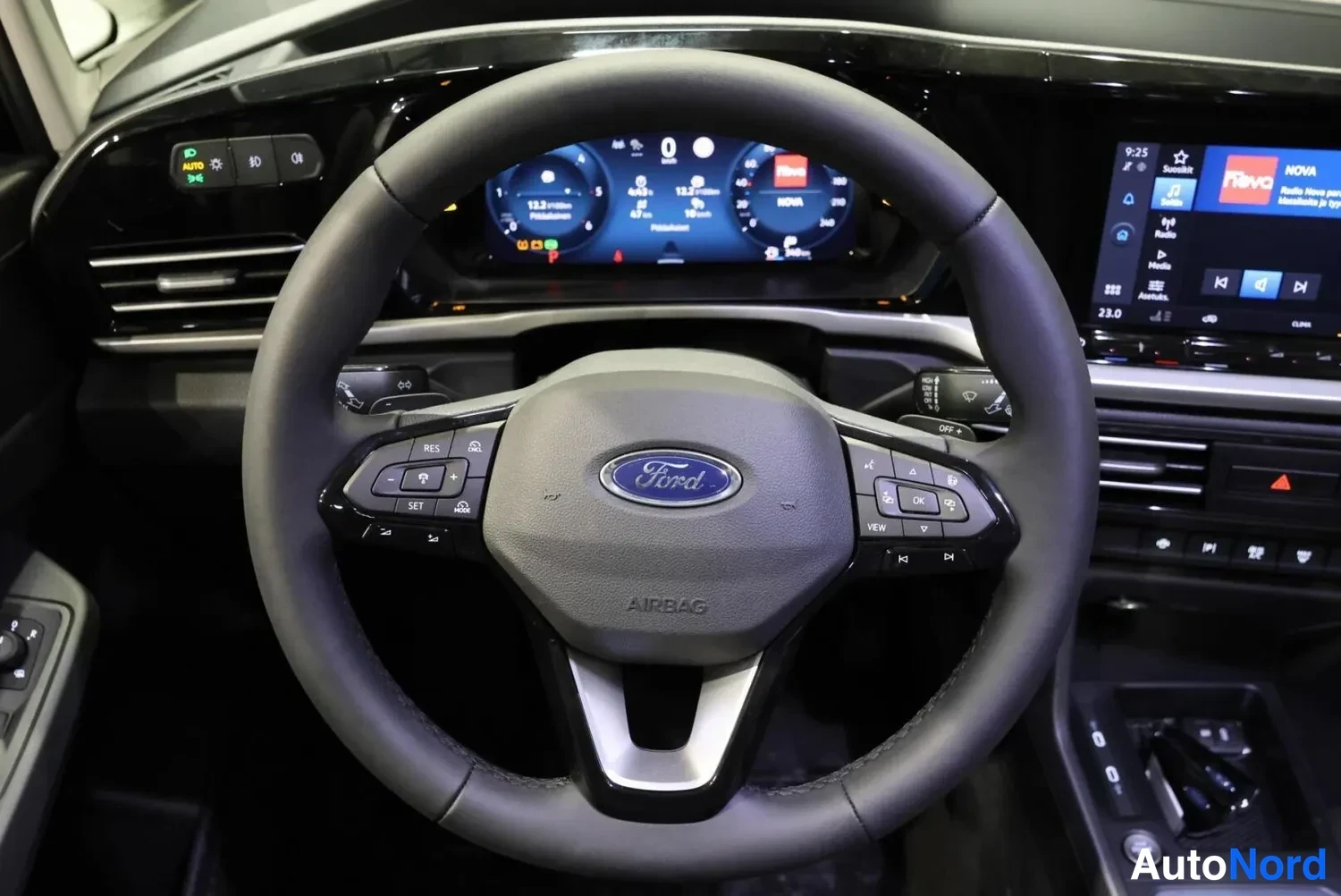 Musta Ford Tourneo 2026, ohjaamo, kuva 19