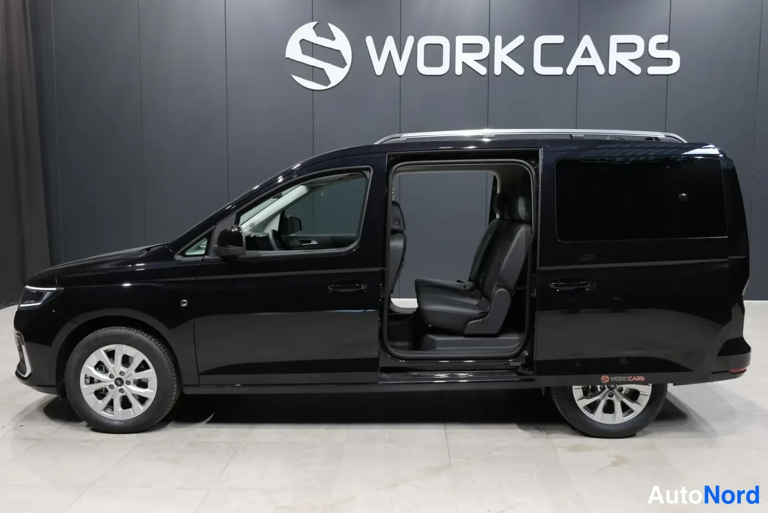 Musta Ford Tourneo 2026, etuviisto, keula vasemmalle, kuva 2