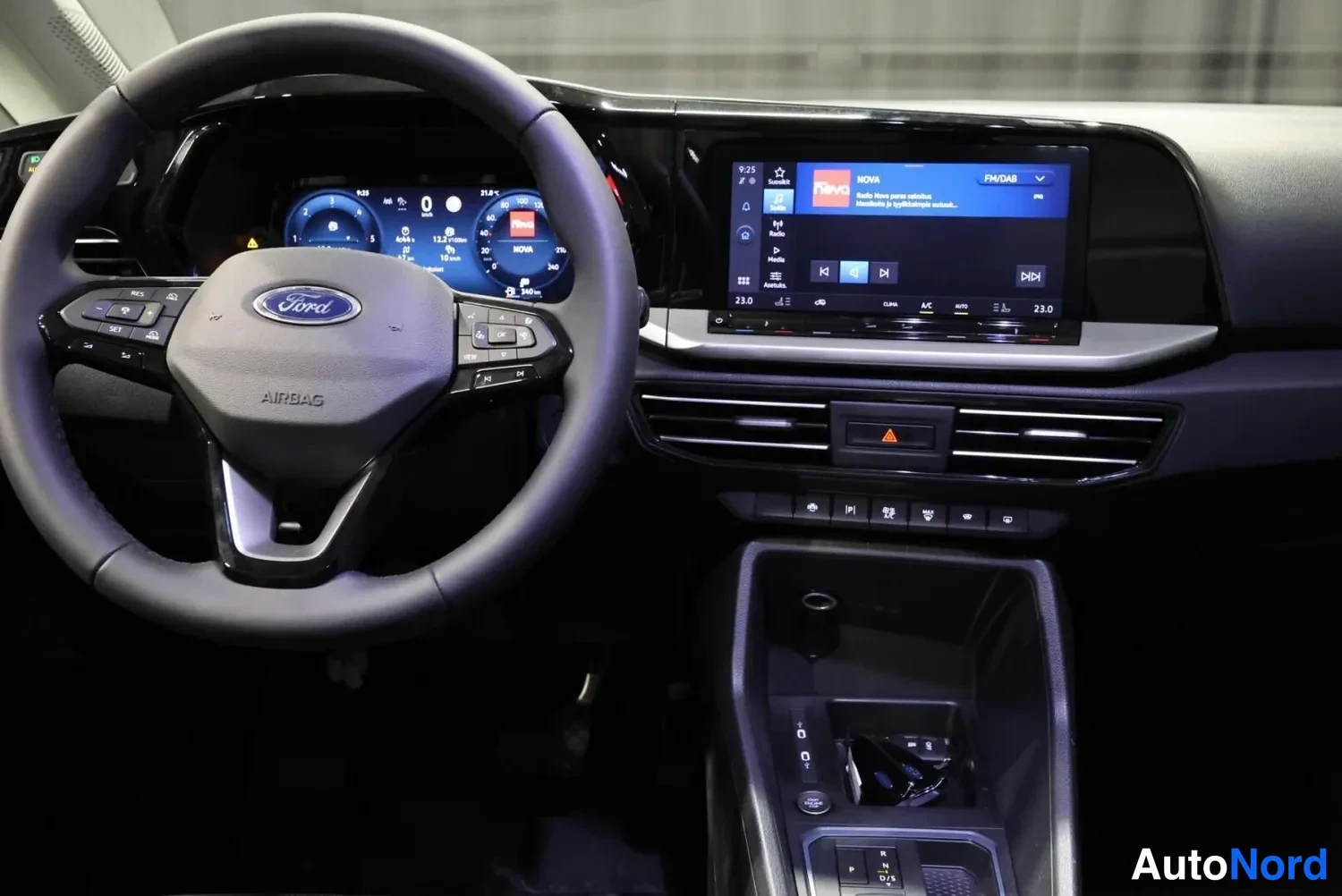 Musta Ford Tourneo 2026, ohjaamo, kuva 20