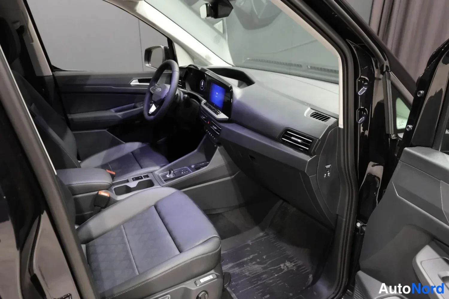Musta Ford Tourneo 2026, etuistuimet, kuva 22
