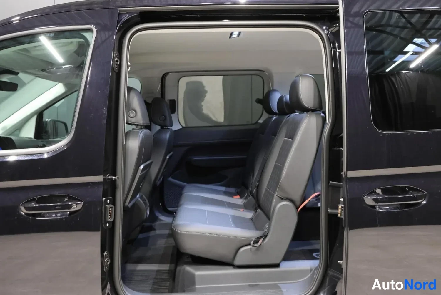 Musta Ford Tourneo 2026, takaistuimet, kuva 23