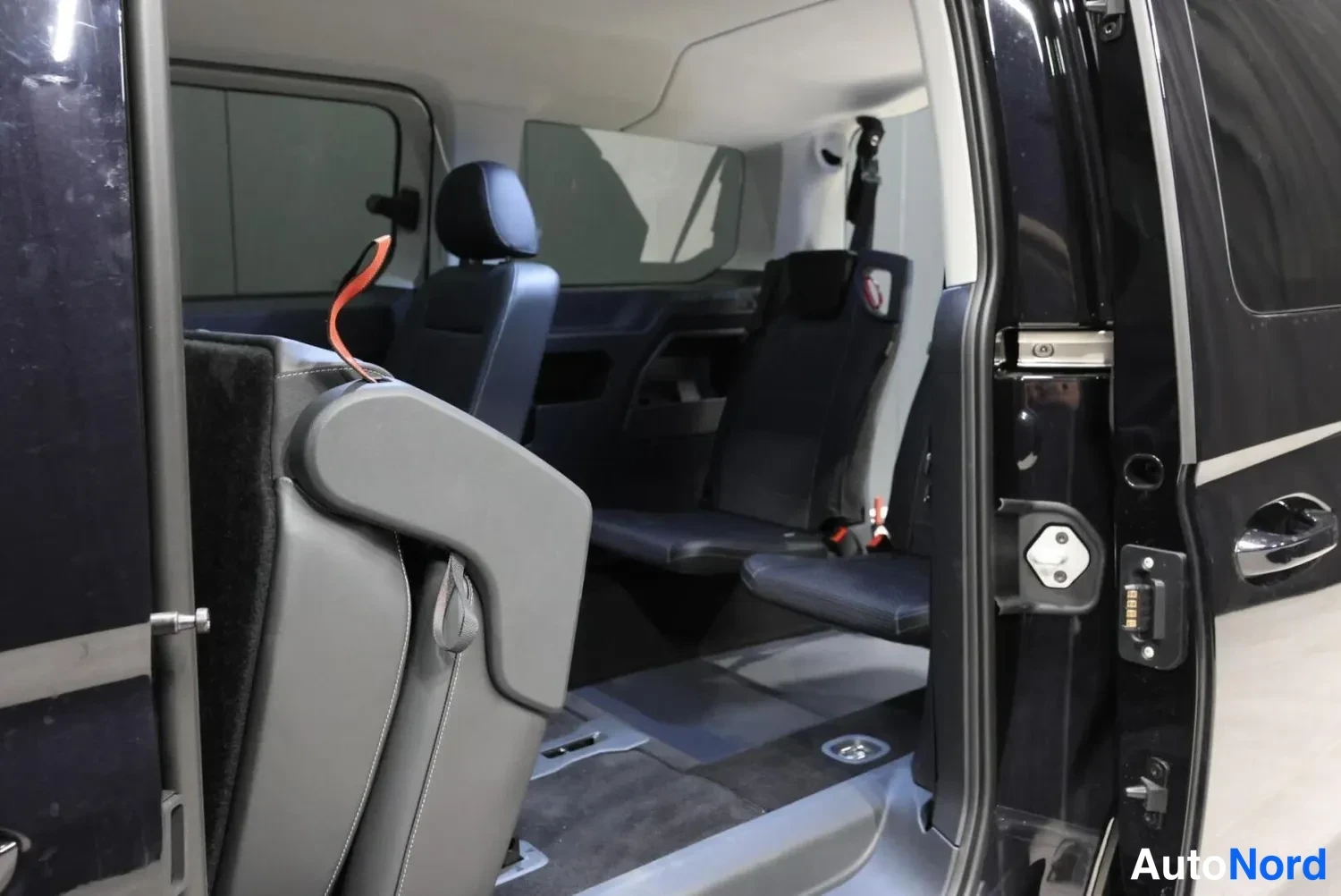 Musta Ford Tourneo 2026, tavaratila, kuva 24
