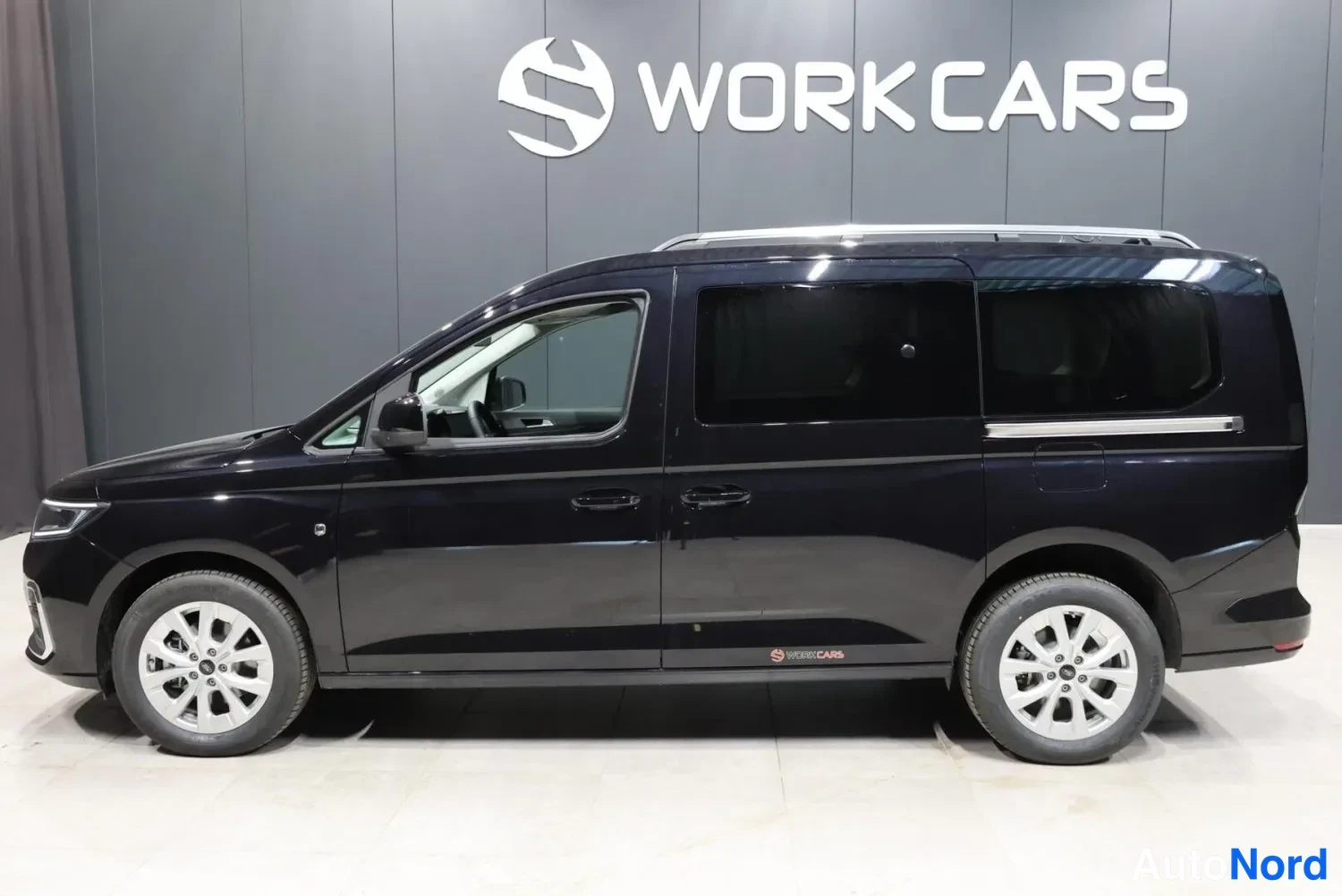 Musta Ford Tourneo 2026, etuviisto, keula vasemmalle, kuva 4