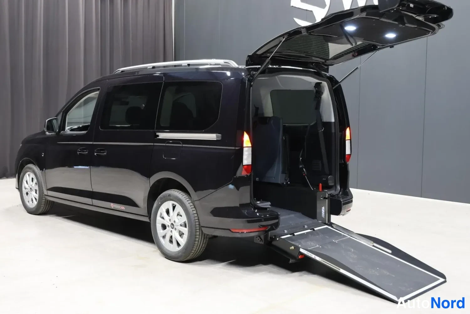 Musta Ford Tourneo 2026, takaviisto, kuva 12