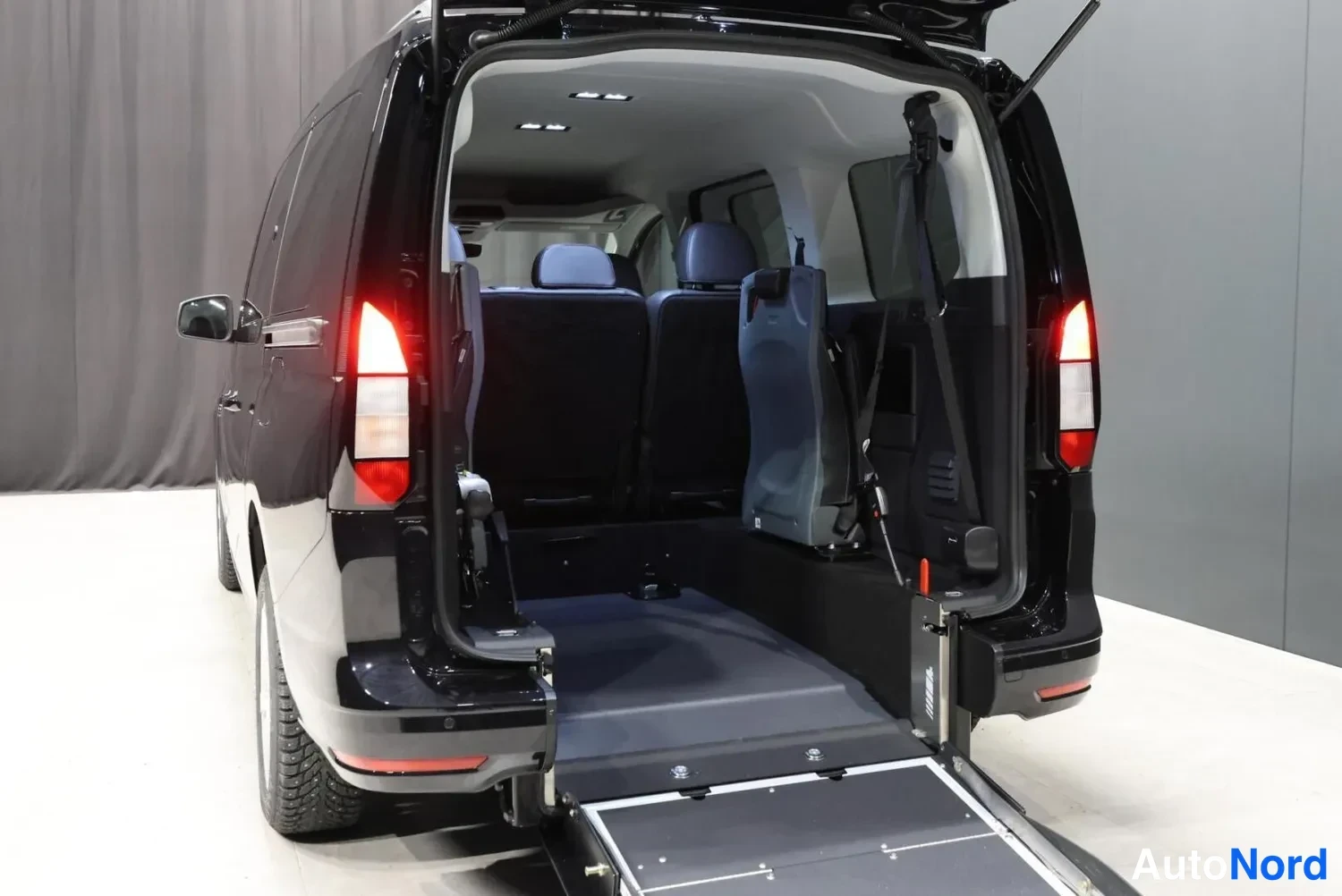 Musta Ford Tourneo 2026, takaa, kuva 14