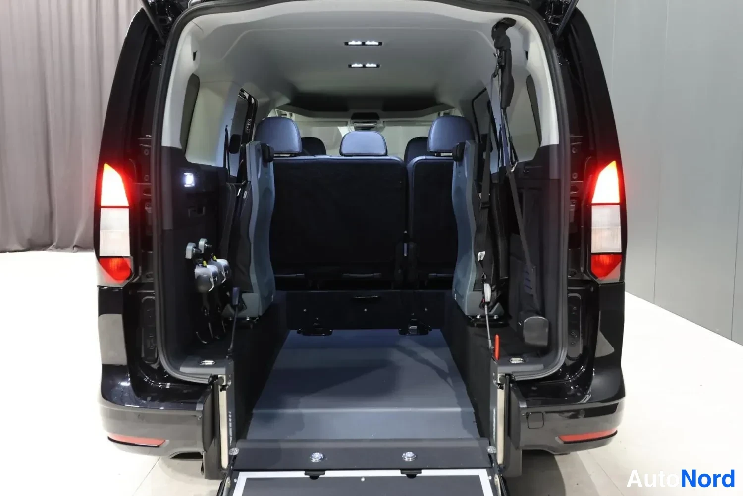 Musta Ford Tourneo 2026, takaa, kuva 15