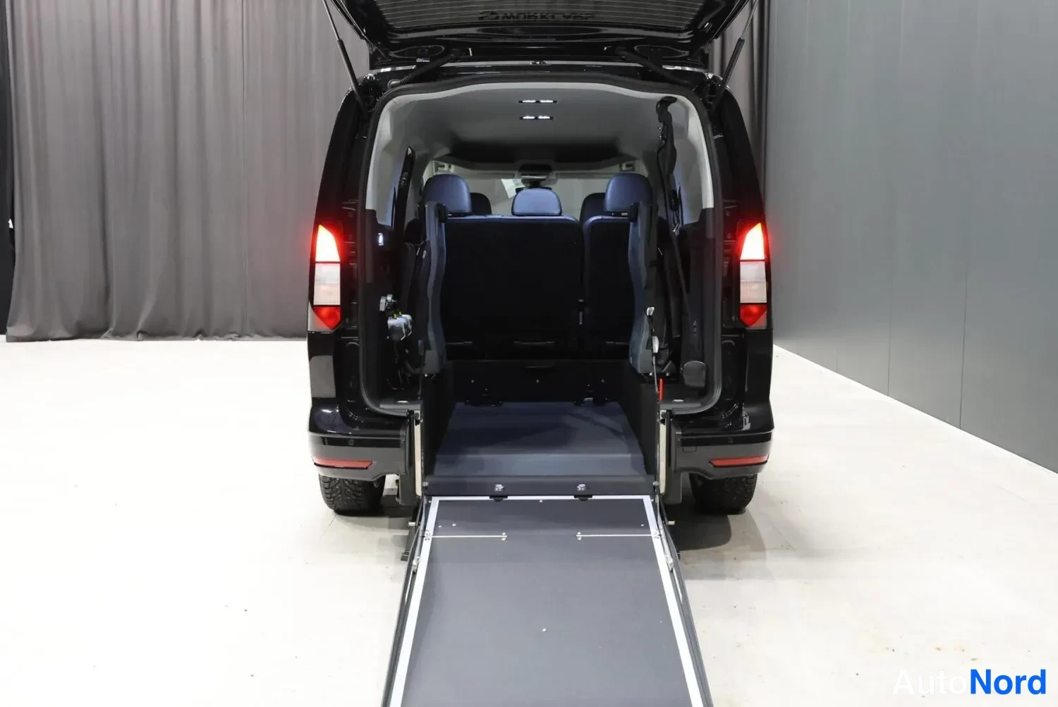 Musta Ford Tourneo 2026, takaa, kuva 16