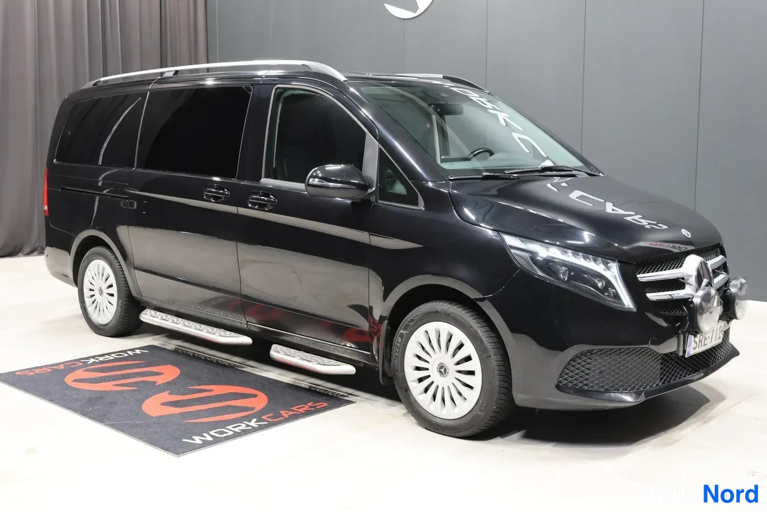 Musta Mercedes-Benz V 2022, etuviisto, keula oikealle, kuva 3