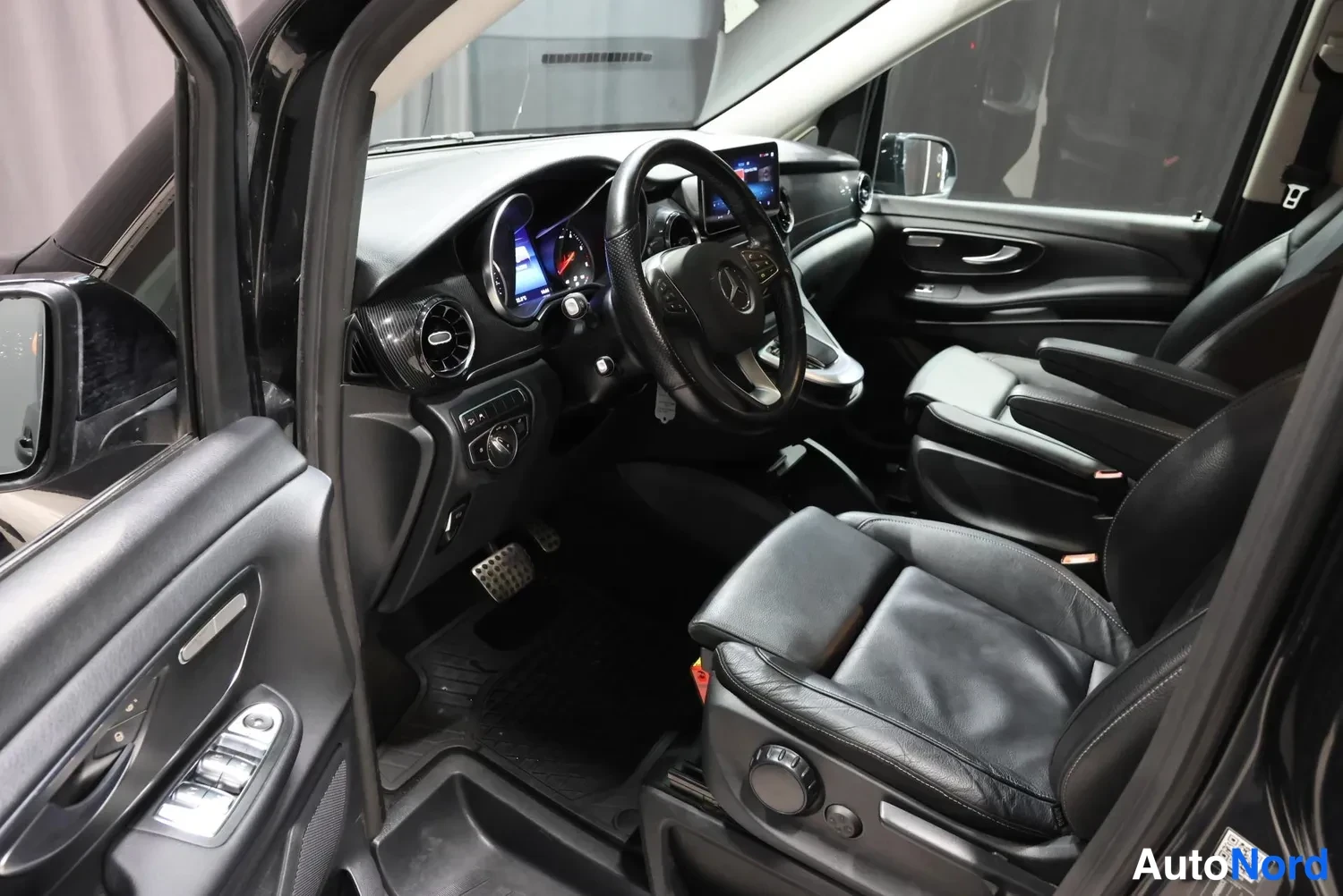 Musta Mercedes-Benz V 2022, ohjaamo, kuva 14