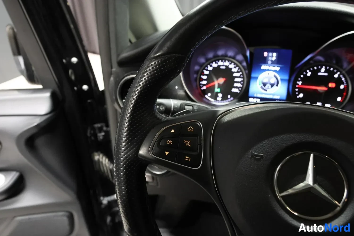 Musta Mercedes-Benz V 2022, yksityiskohta, kuva 23