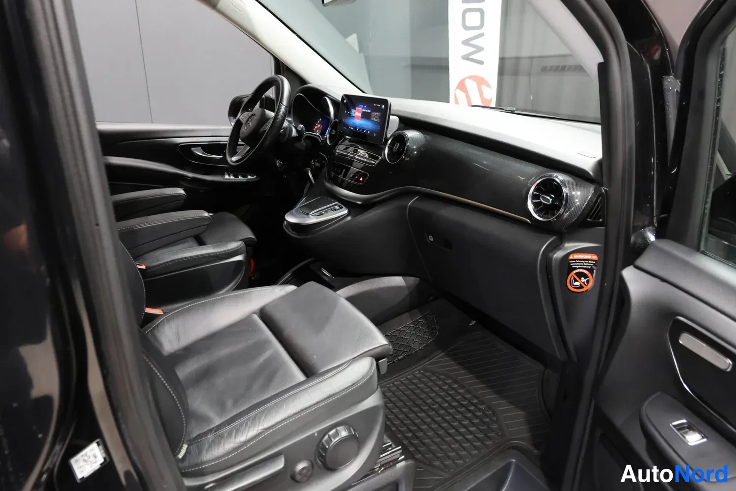 Musta Mercedes-Benz V 2022, ohjaamo, kuva 16
