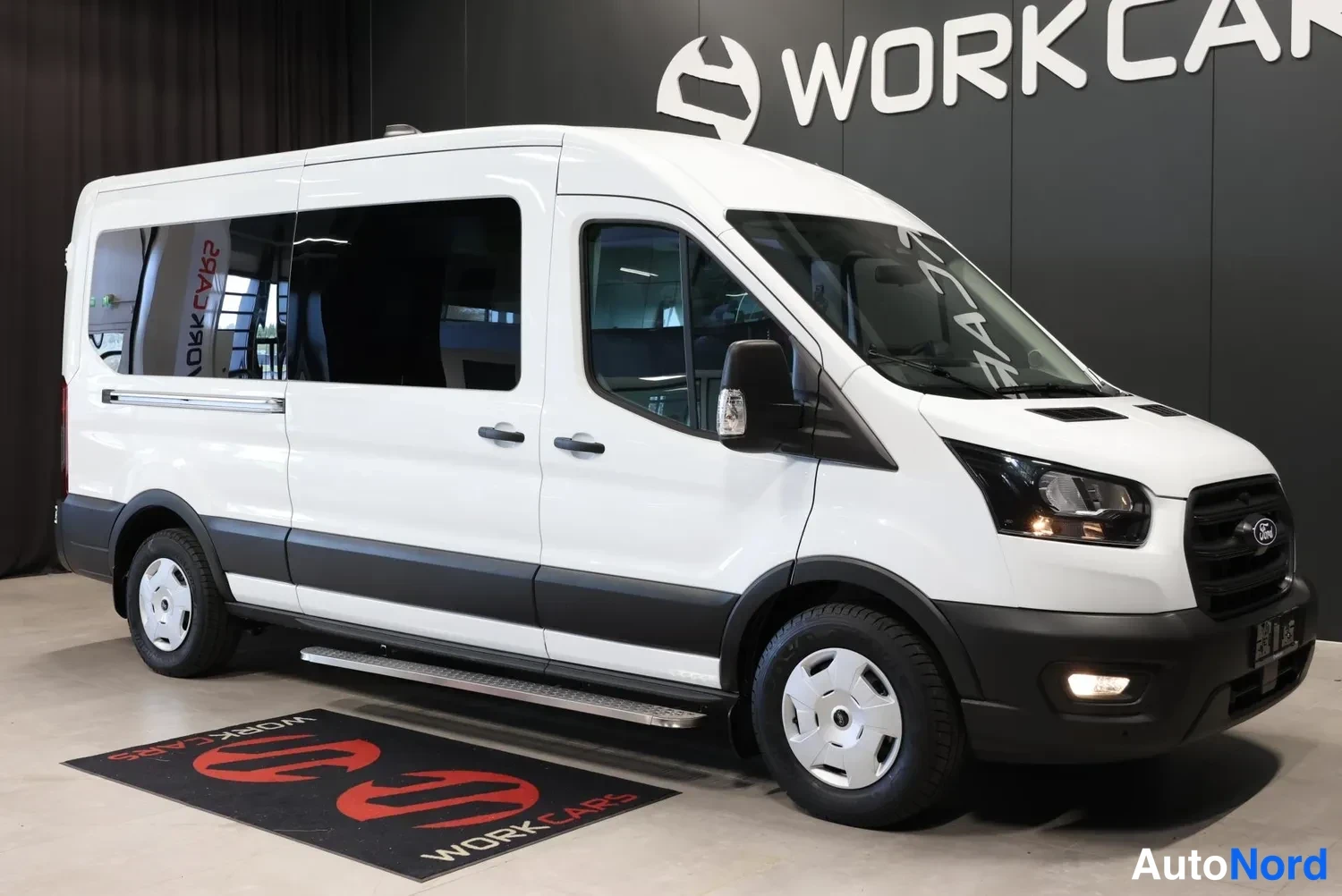 Valkoinen Ford Transit 2026, etuviisto, keula oikealle, kuva 4