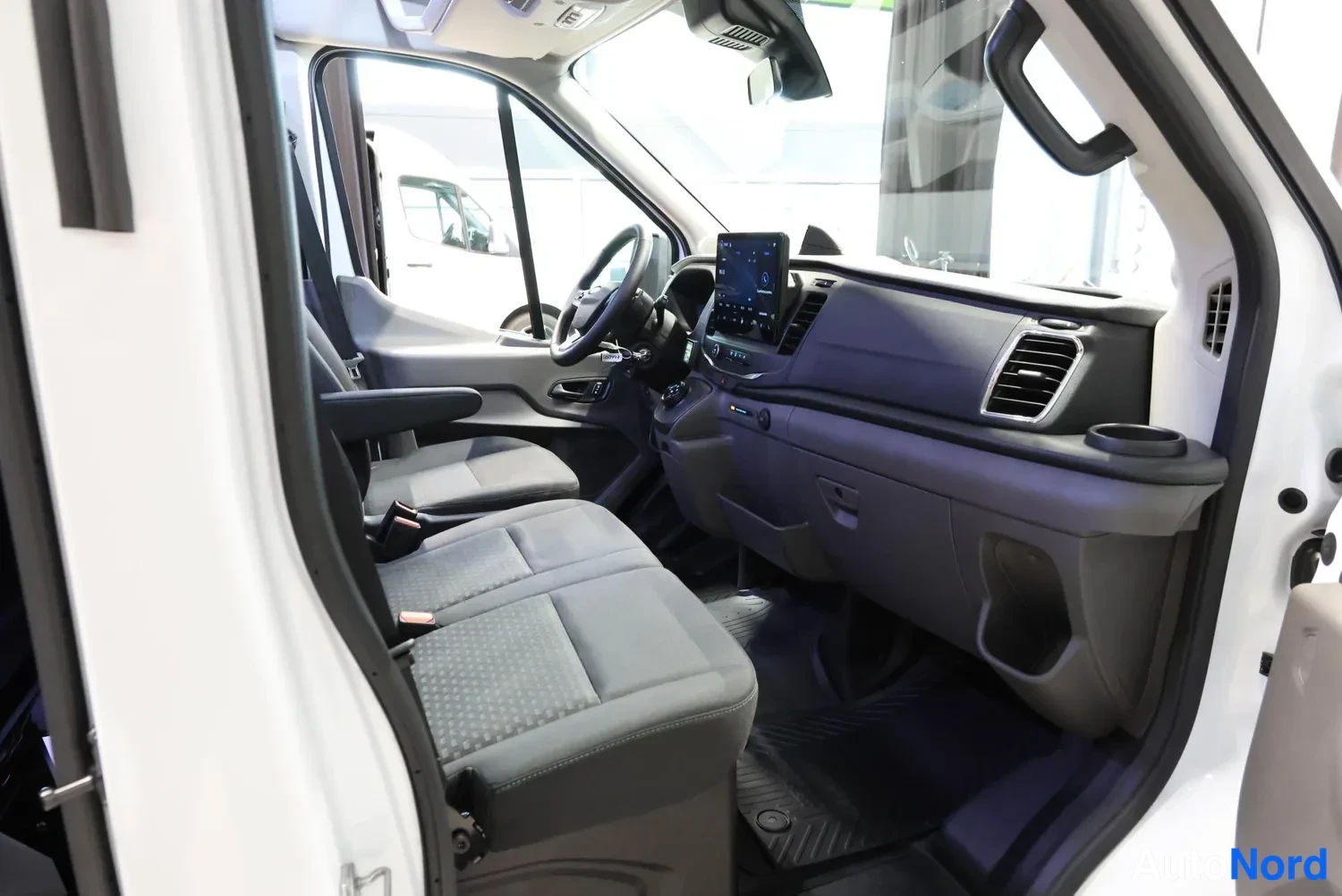 Valkoinen Ford Transit 2026, ohjaamo, kuva 13