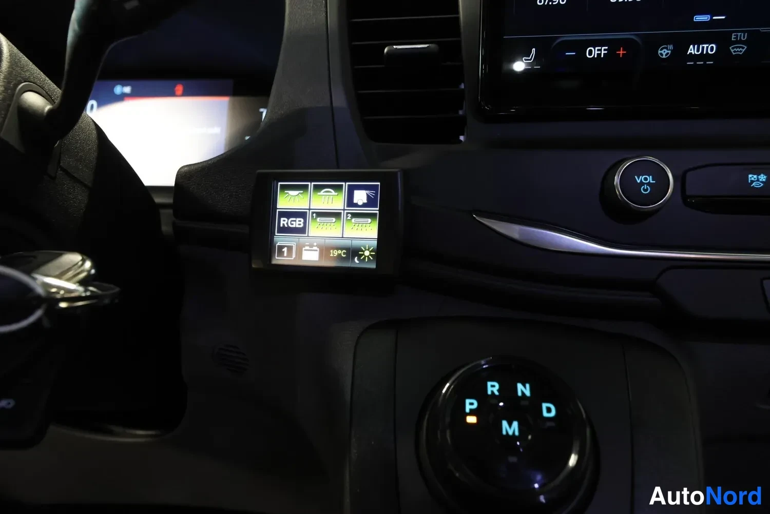 Valkoinen Ford Transit 2026, yksityiskohta, kuva 30