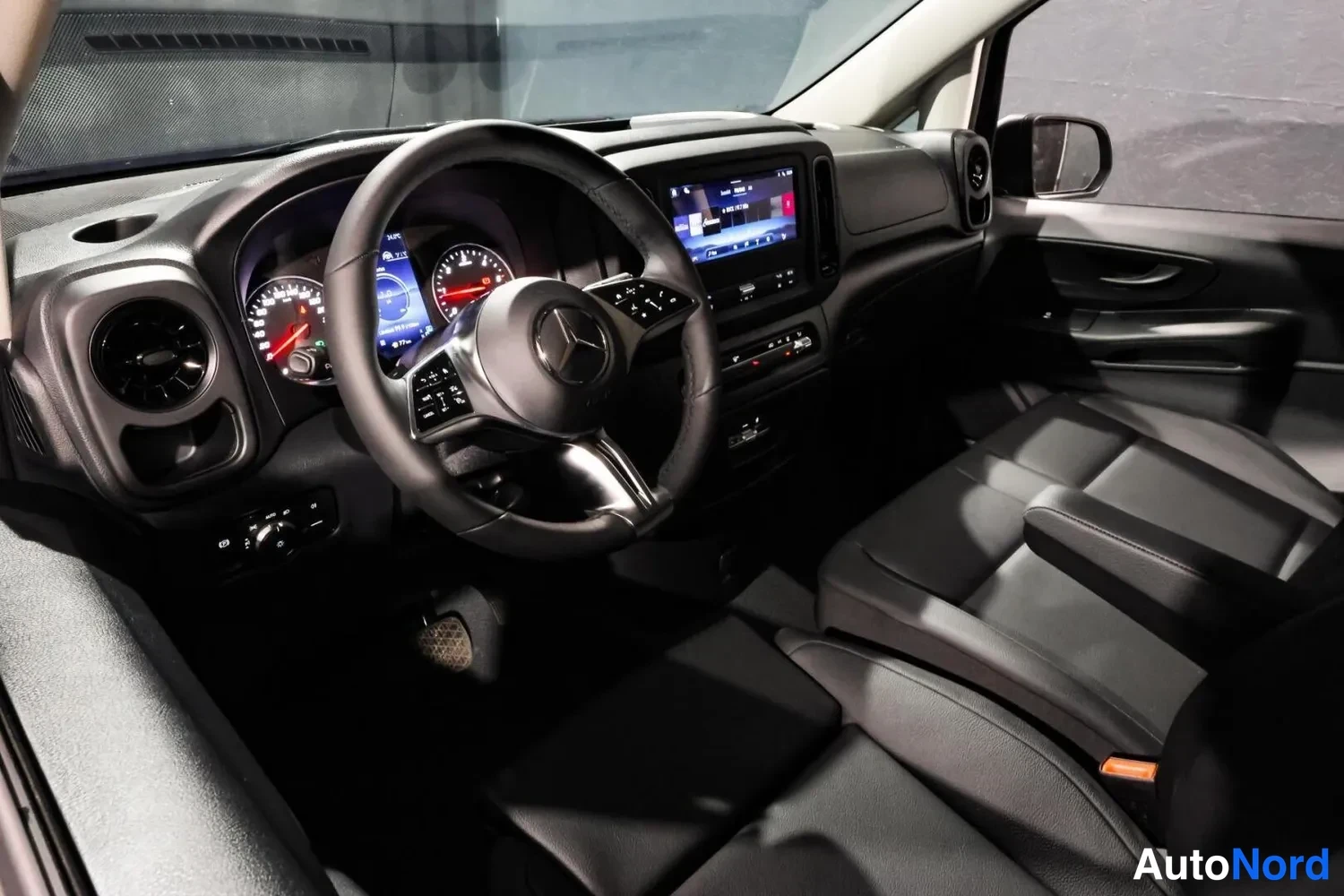 Musta Mercedes-Benz Vito Facelift 2026, ohjaamo, kuva 16