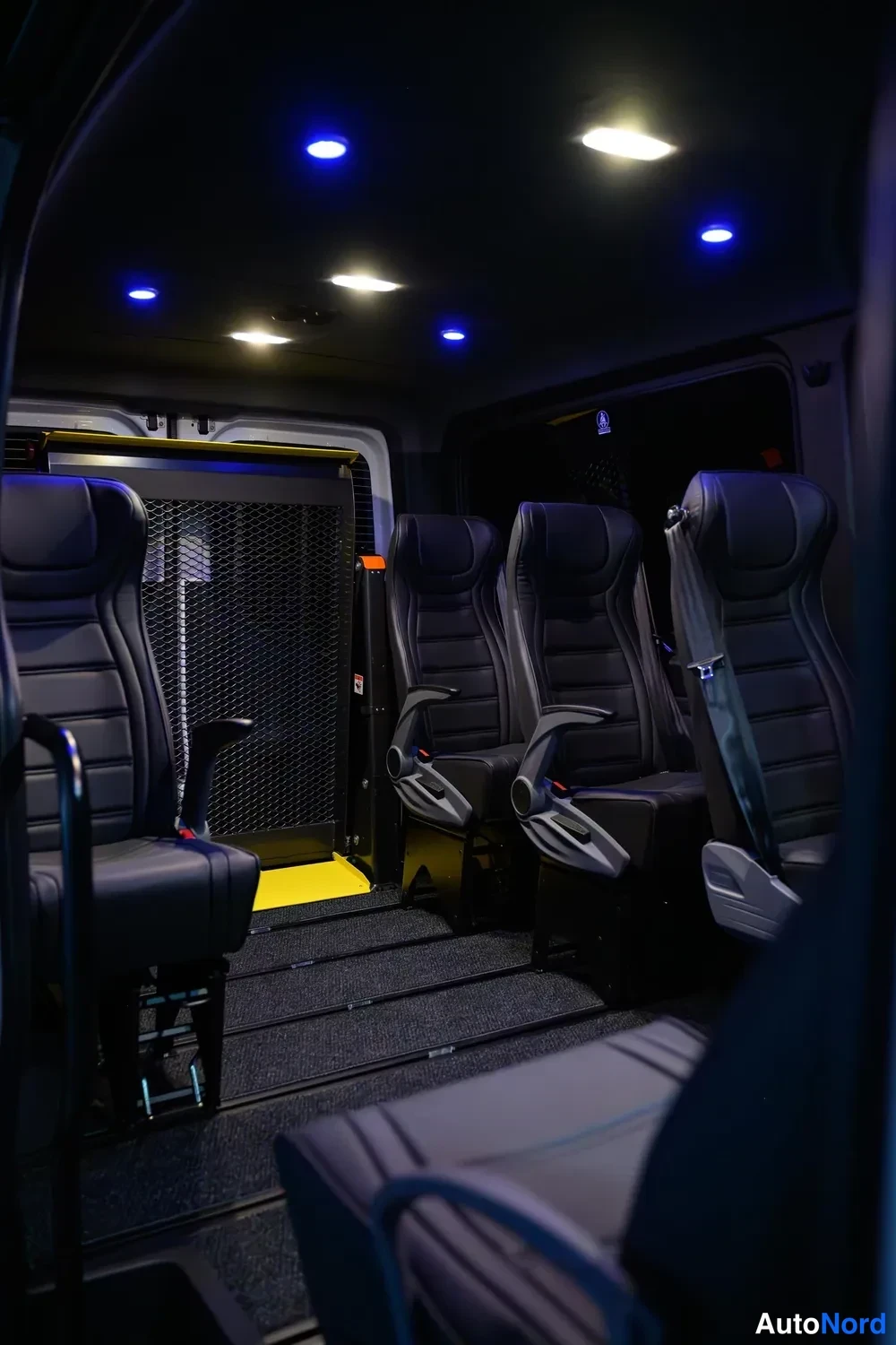 Valkoinen Mercedes-Benz Sprinter 2026, takaistuimet, kuva 11