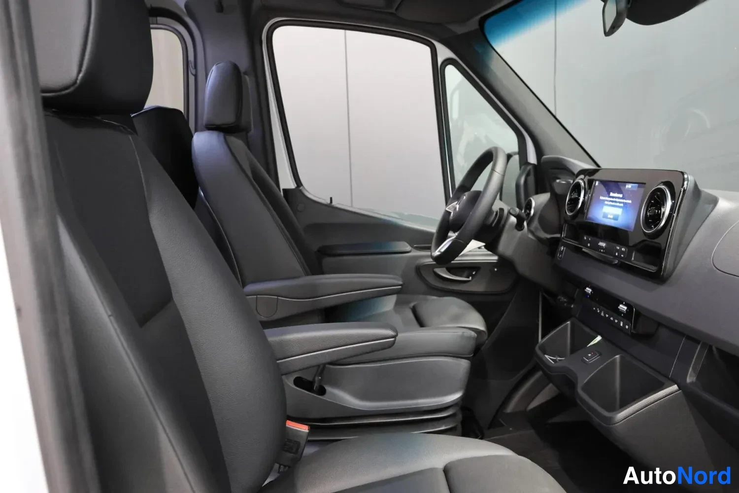 Valkoinen Mercedes-Benz Sprinter 2026, ohjaamo, kuva 12