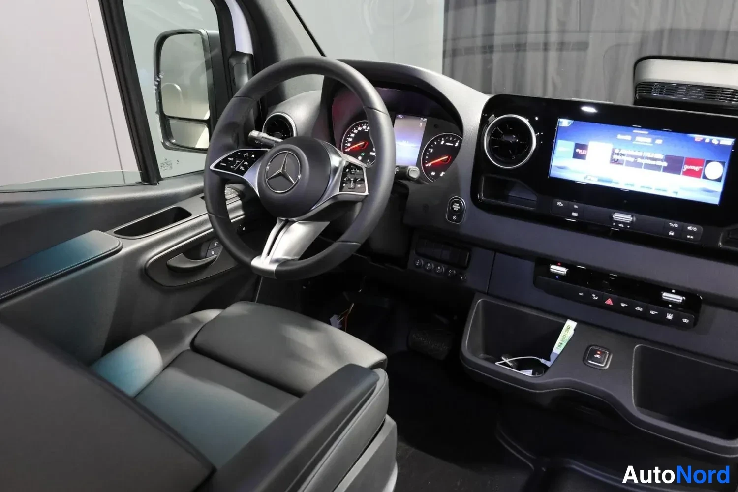 Valkoinen Mercedes-Benz Sprinter 2026, ohjaamo, kuva 13