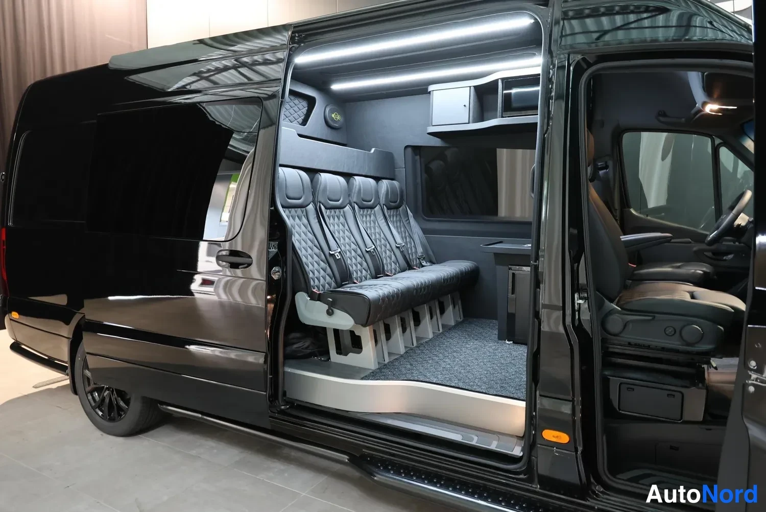Musta Mercedes-Benz Sprinter 319 CDI 2026, takaistuimet, kuva 14