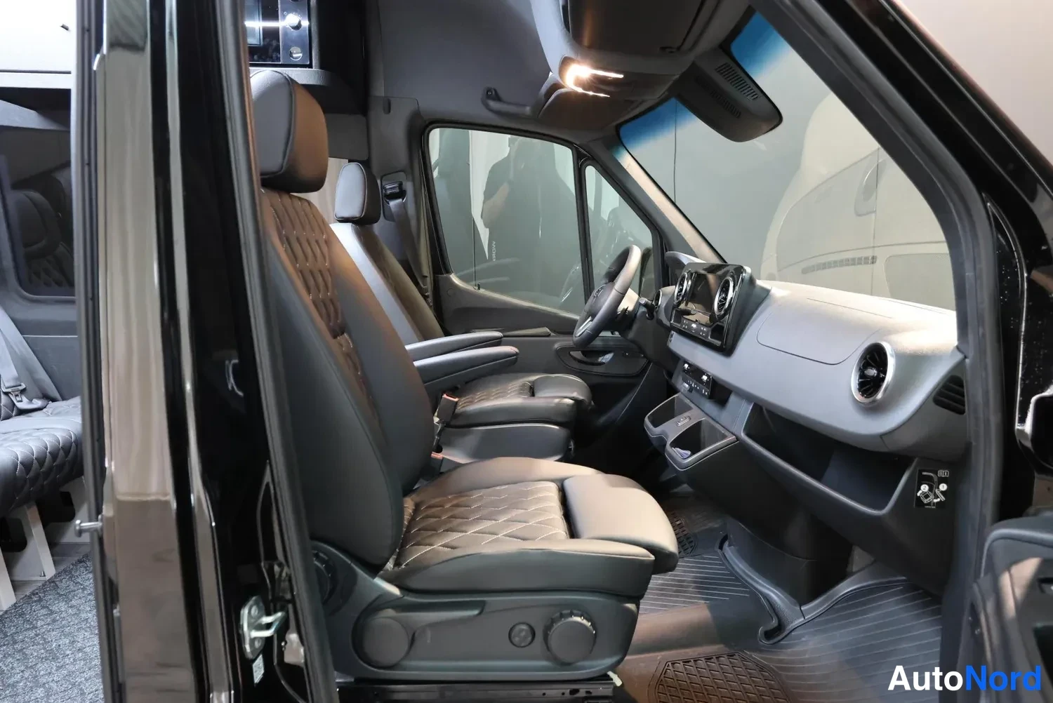 Musta Mercedes-Benz Sprinter 319 CDI 2026, etuistuimet, kuva 12