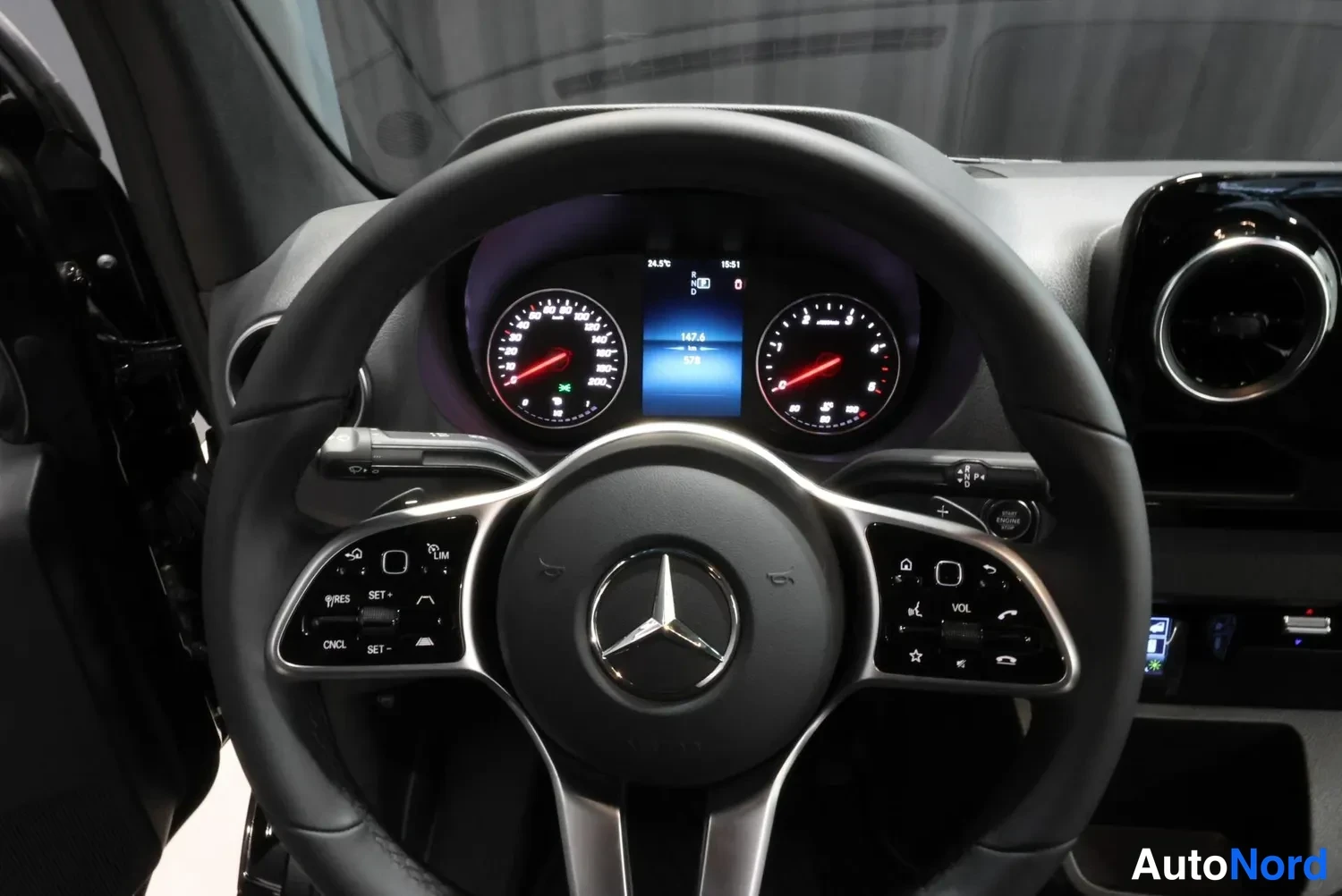 Musta Mercedes-Benz Sprinter 319 CDI 2026, ohjaamo, kuva 8