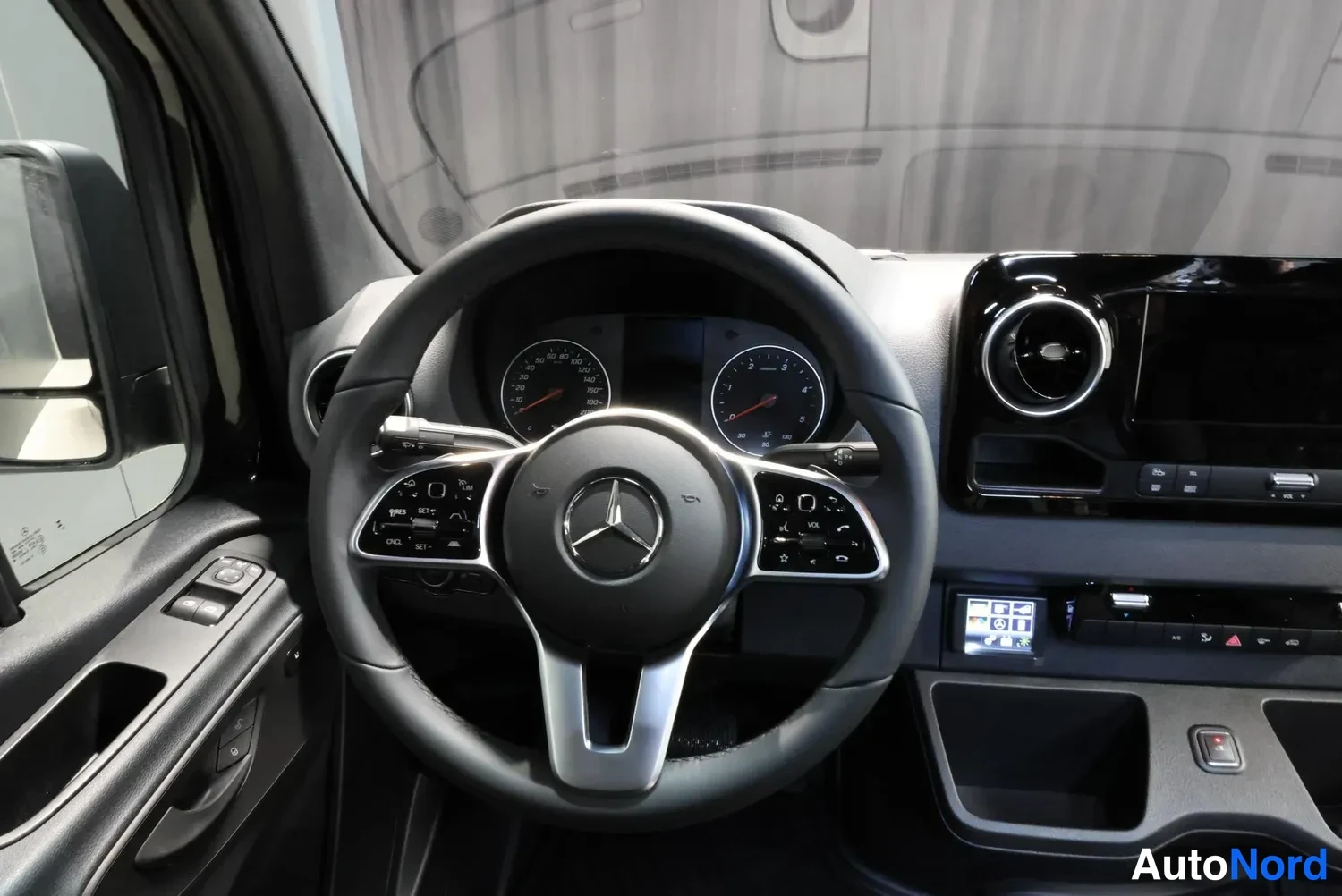 Musta Mercedes-Benz Sprinter 319 CDI 2026, ohjaamo, kuva 11