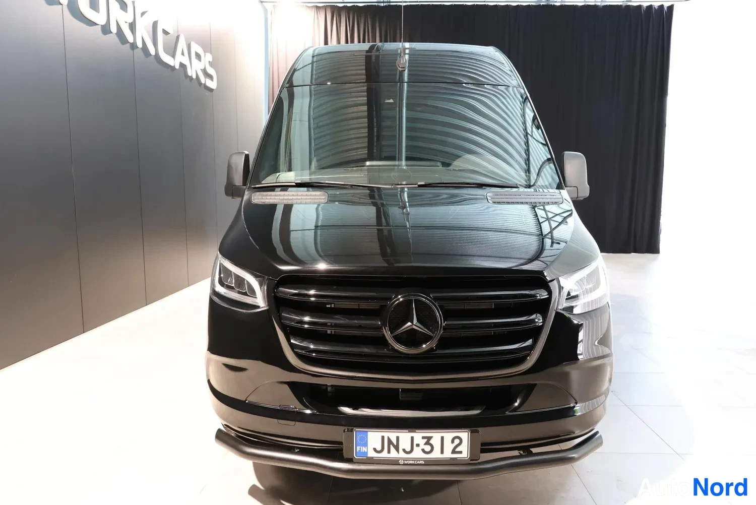 Musta Mercedes-Benz Sprinter 319 CDI 2026, edestä, kuva 2