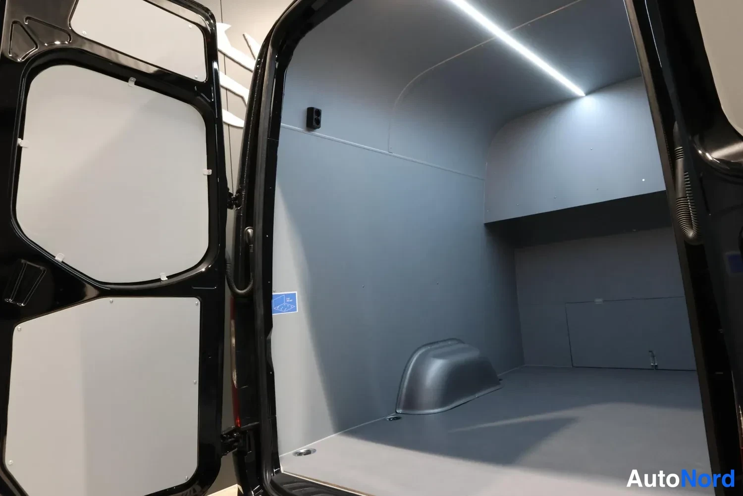 Musta Mercedes-Benz Sprinter 319 CDI 2026, tavaratila, kuva 20
