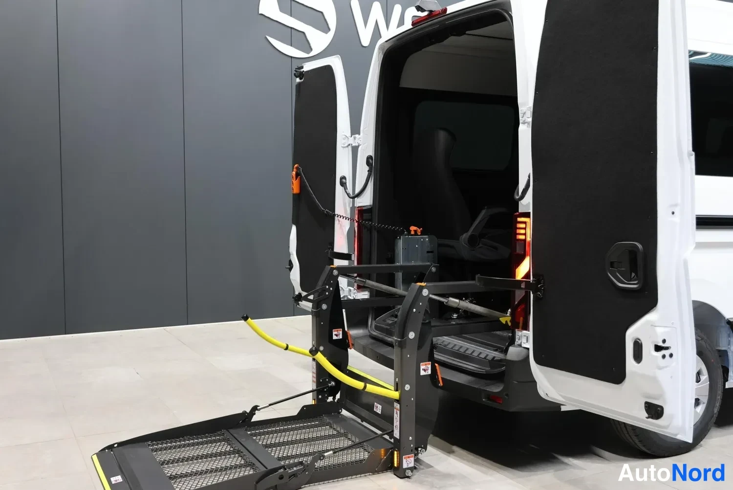 Valkoinen Renault Master 2026, takaviisto, kuva 12