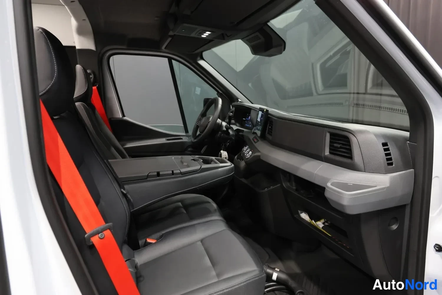Valkoinen Renault Master 2026, ohjaamo, kuva 15