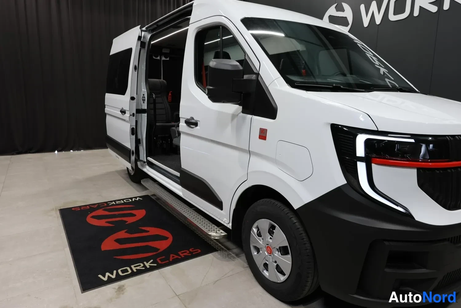Valkoinen Renault Master 2026, etuviisto, keula oikealle, kuva 6