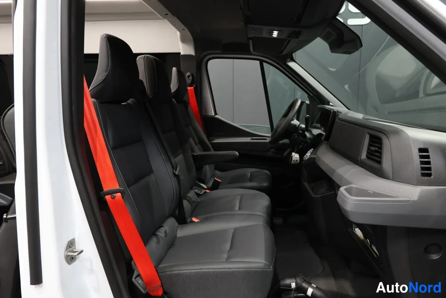 Valkoinen Renault Master 2026, etuistuimet, kuva 19