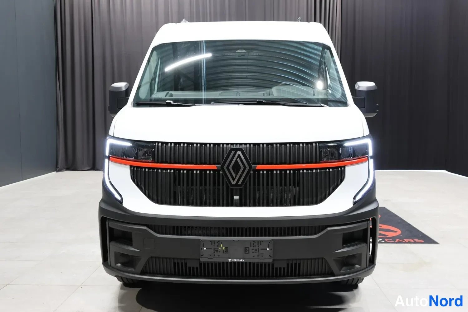 Valkoinen Renault Master 2026, edestä, kuva 7