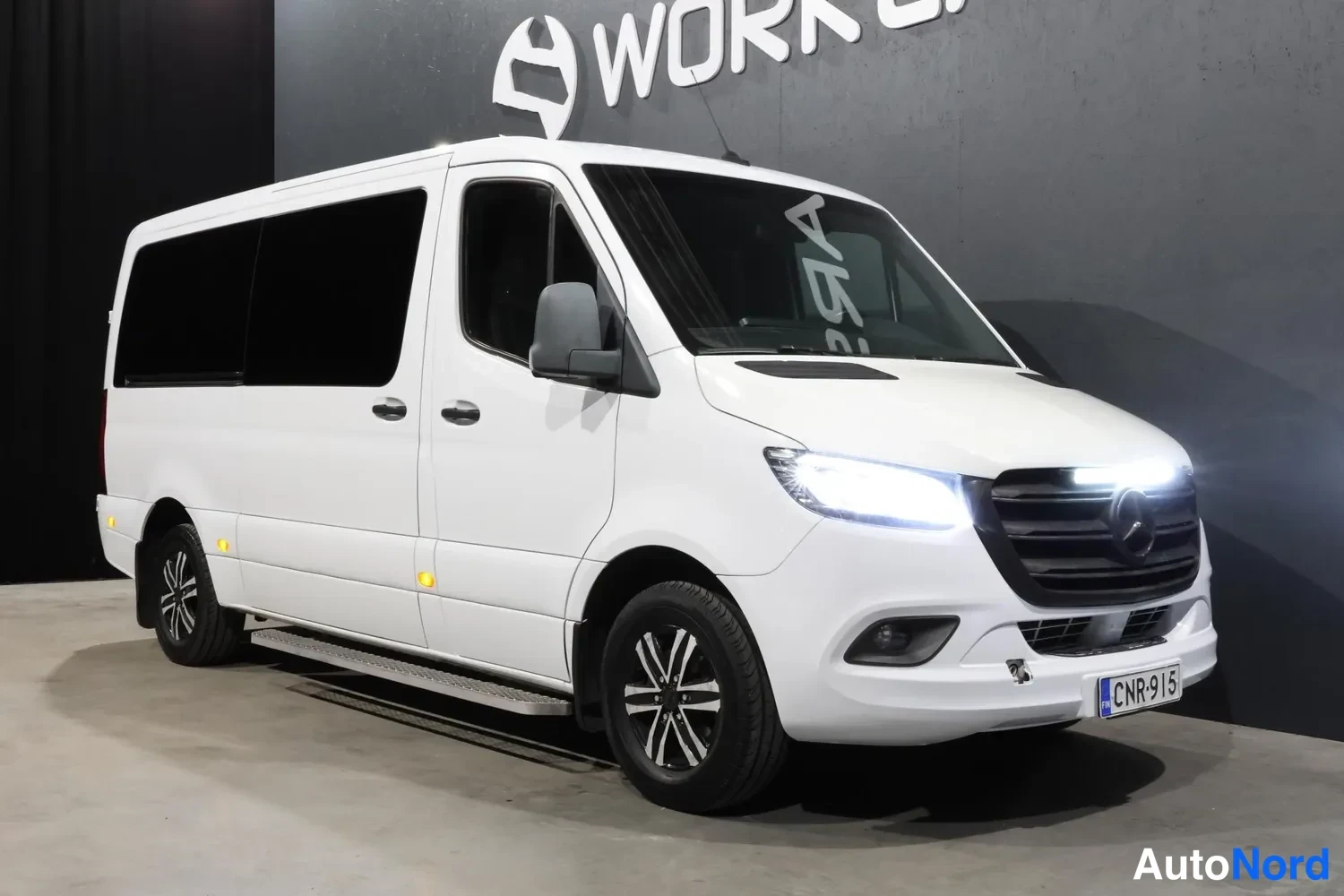 White Mercedes-Benz Sprinter 2019, front three-quarter, nose to the right, photo 2