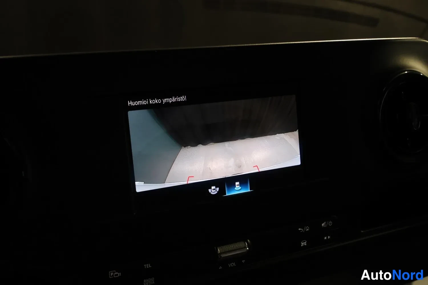 White Mercedes-Benz Sprinter 2019, detail, photo 25