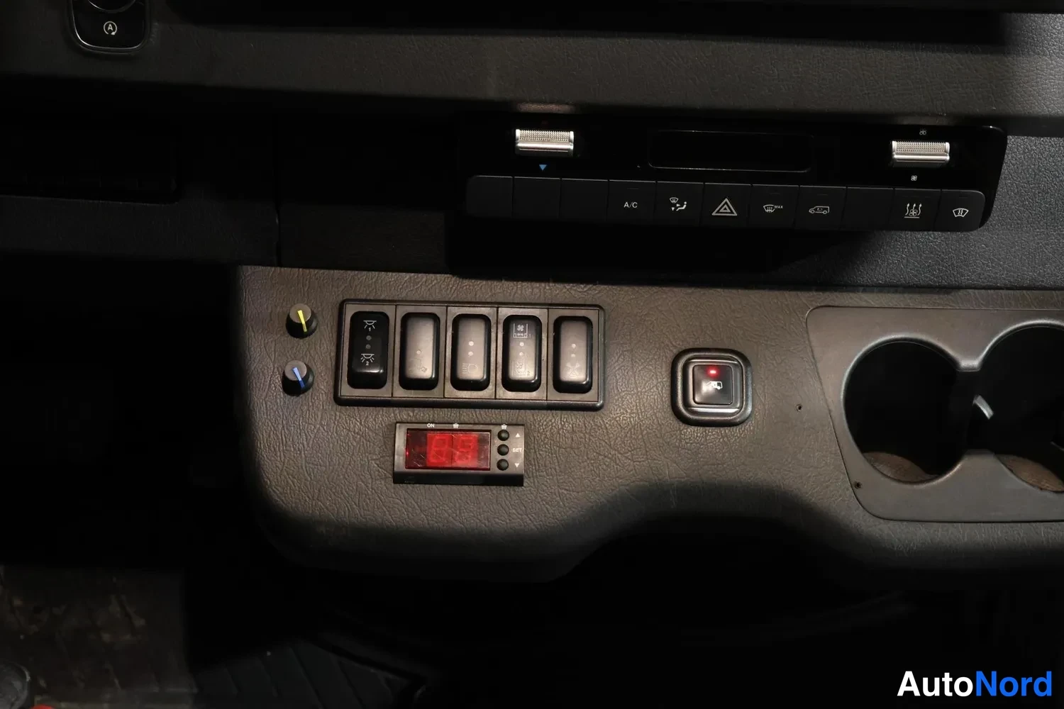 White Mercedes-Benz Sprinter 2019, detail, photo 19