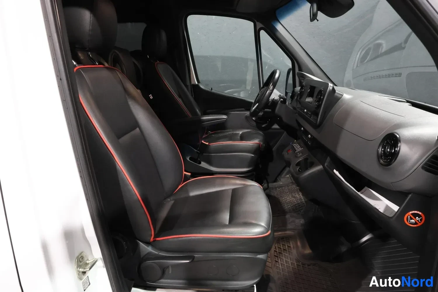 White Mercedes-Benz Sprinter 2019, front seats, photo 12