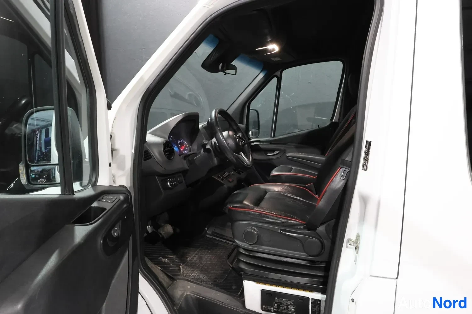 White Mercedes-Benz Sprinter 2019, cockpit, photo 10