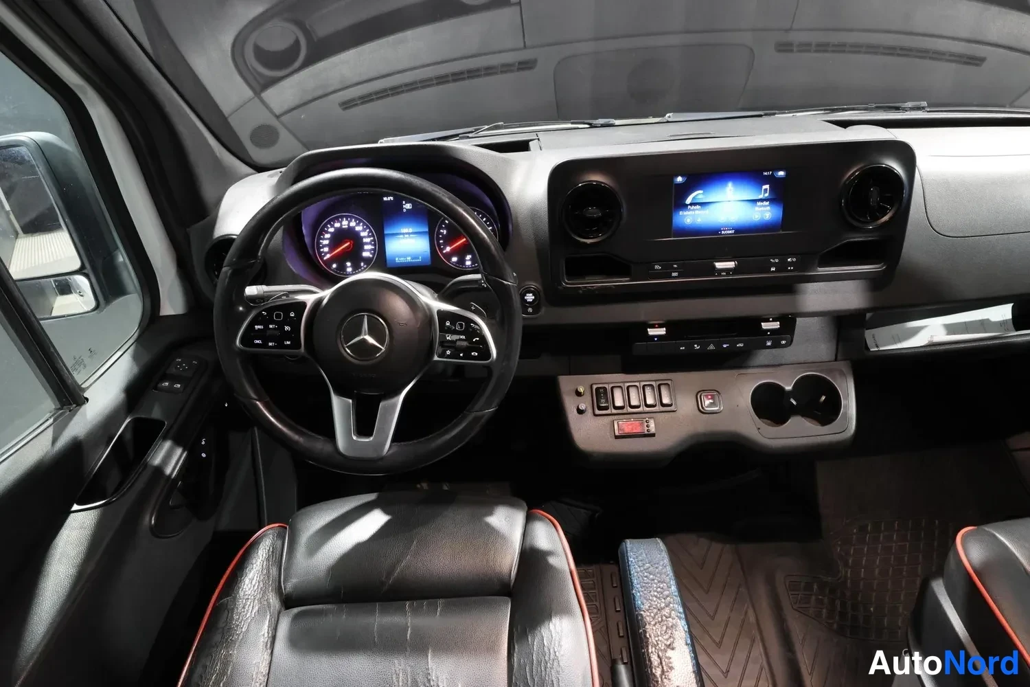 White Mercedes-Benz Sprinter 2019, cockpit, photo 11