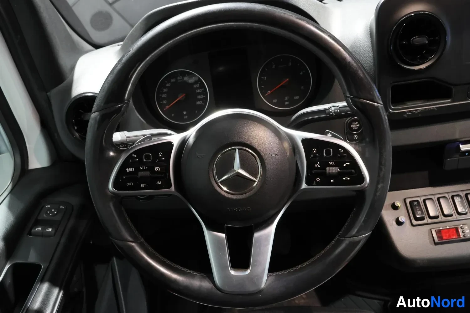 White Mercedes-Benz Sprinter 2019, detail, photo 17