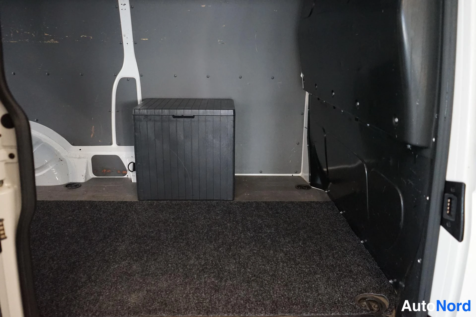 Valkoinen Volkswagen Transporter 2019, tavaratila, kuva 11