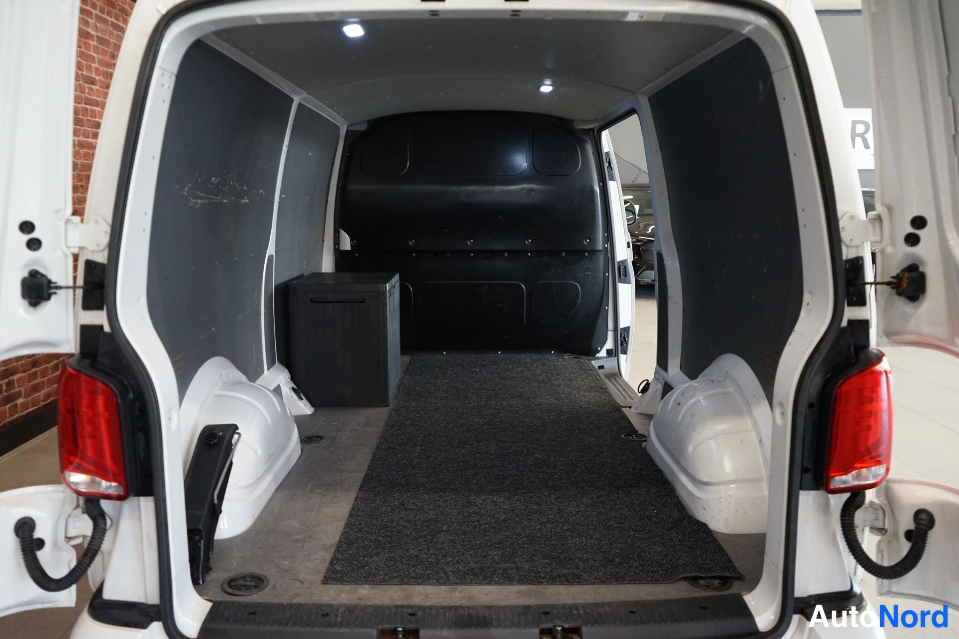 Valkoinen Volkswagen Transporter 2019, tavaratila, kuva 12