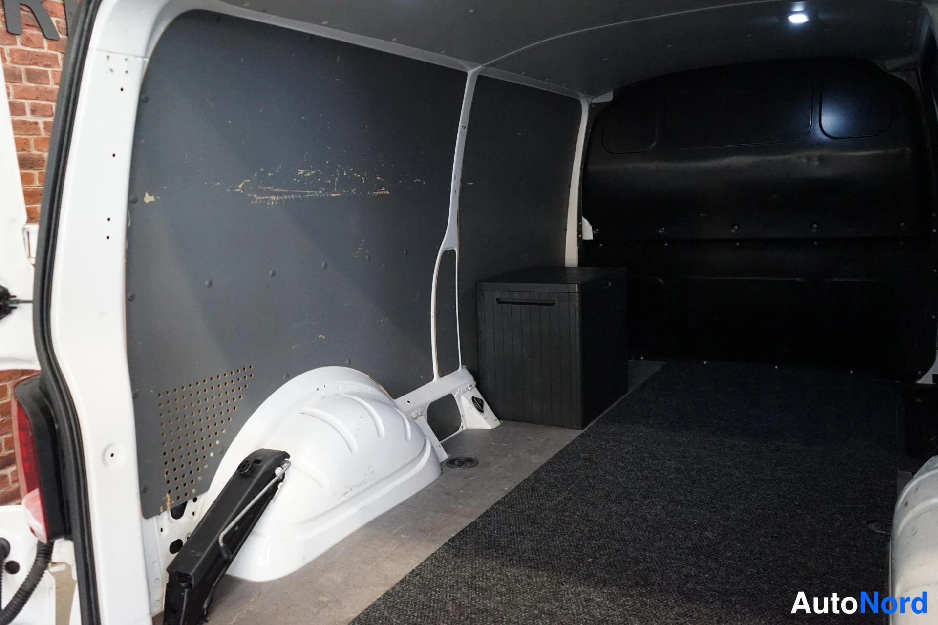 Valkoinen Volkswagen Transporter 2019, tavaratila, kuva 13