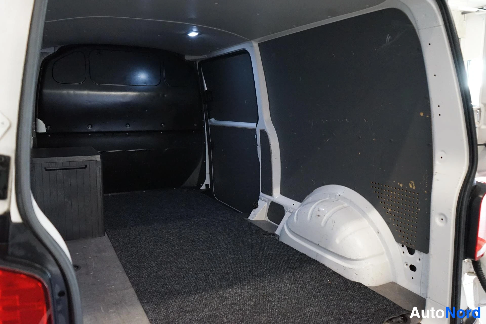 Valkoinen Volkswagen Transporter 2019, tavaratila, kuva 14