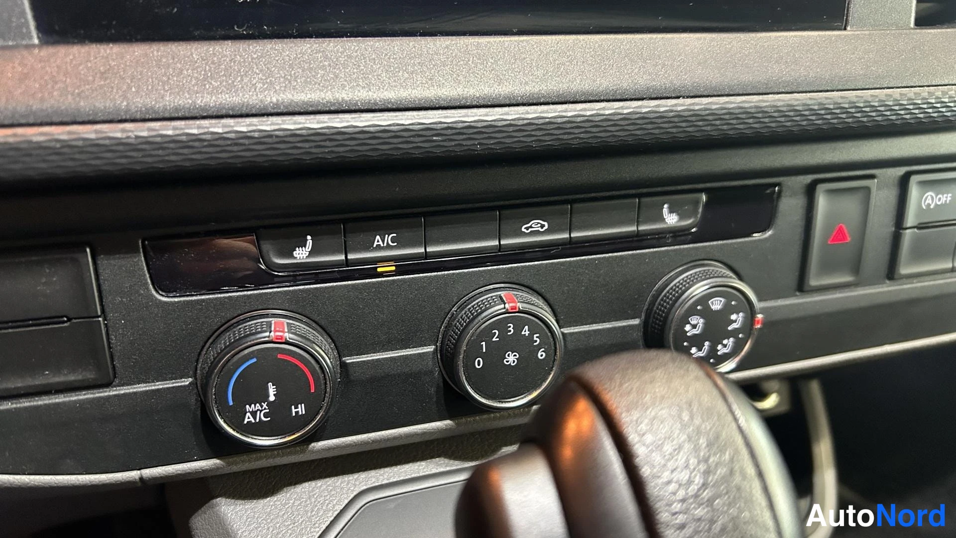 Valkoinen Volkswagen Transporter 2019, yksityiskohta, kuva 18