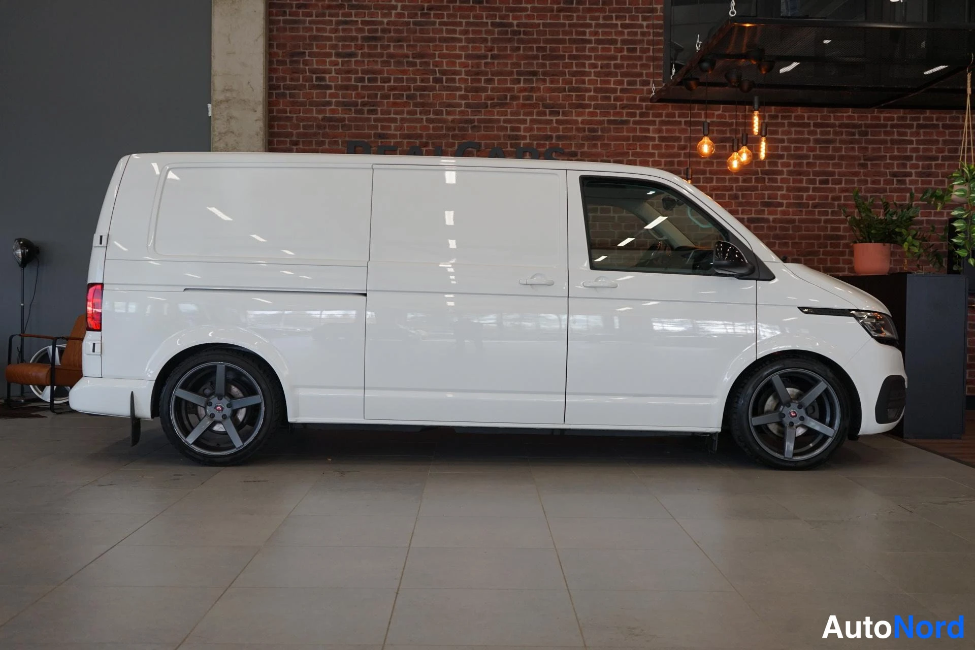 Valkoinen Volkswagen Transporter 2019, sivulta, kuva 3