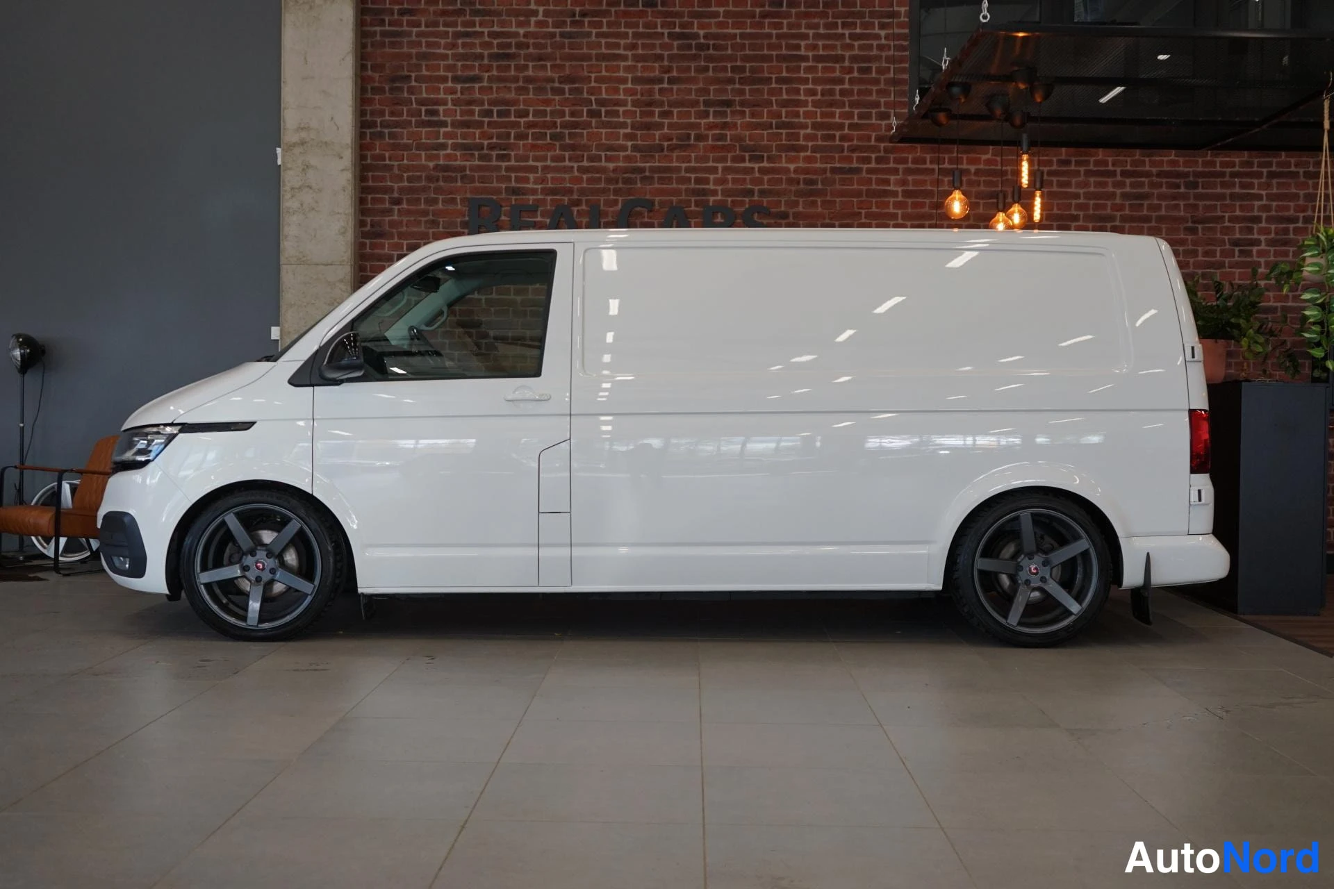 Valkoinen Volkswagen Transporter 2019, sivulta, kuva 4