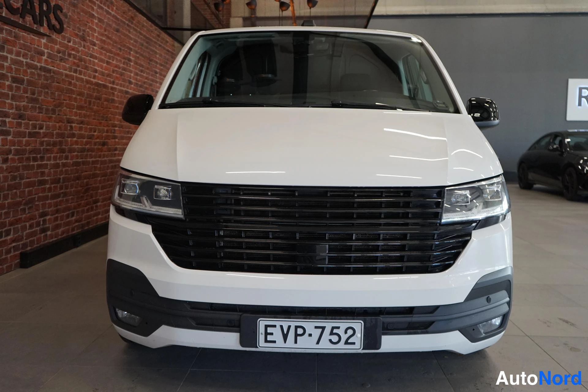 Valkoinen Volkswagen Transporter 2019, edestä, kuva 2