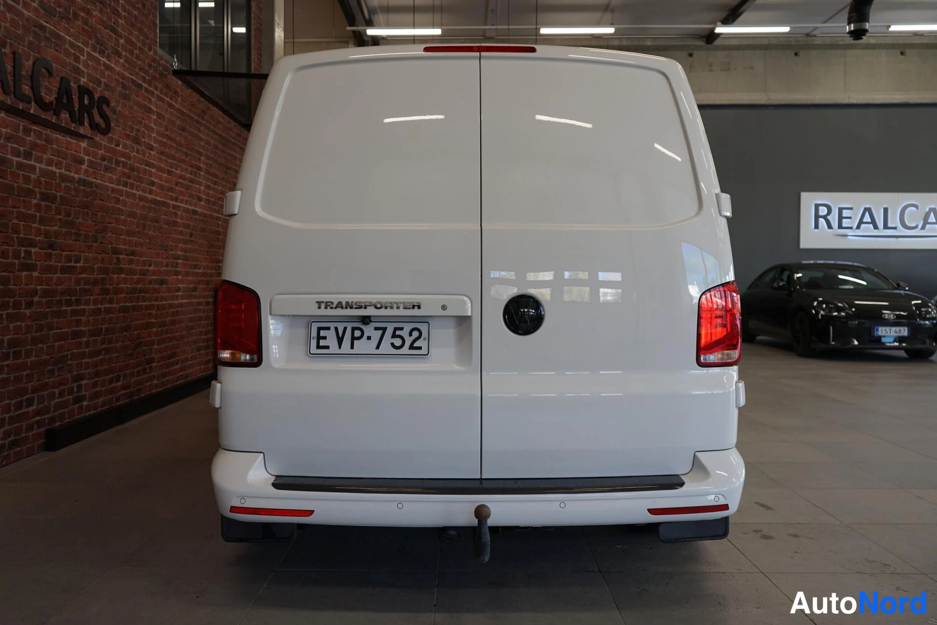 Valkoinen Volkswagen Transporter 2019, takaa, kuva 6